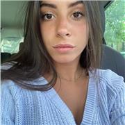 Madrelingua di portoghese e italiano, laureata in Lingue straniere (inglese, spagnolo e francese)